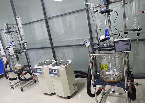 高硼硅玻璃反應釜的和普通反應釜的區(qū)別